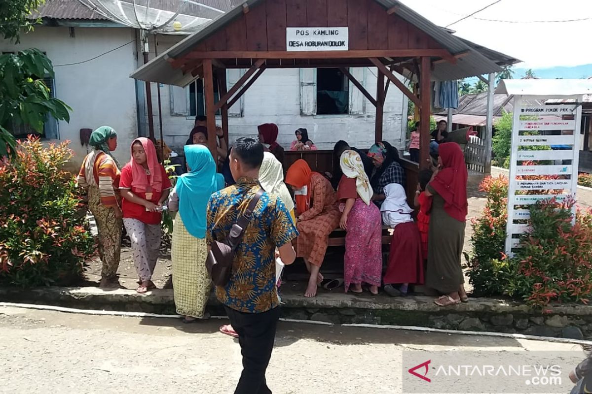 Ratusan warga Desa Roburan Dolok Madina diduga keracunan makanan