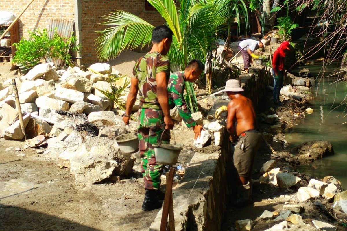 Babinsa Kodim 0204/DS dan masyarakat gotong royong wujudkan program Tagana