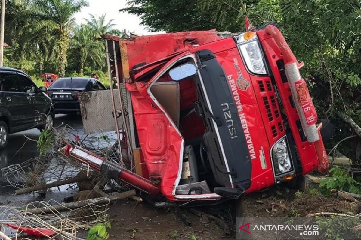 Berusaha padamkan api, satu damkar di Nagan Raya terbalik