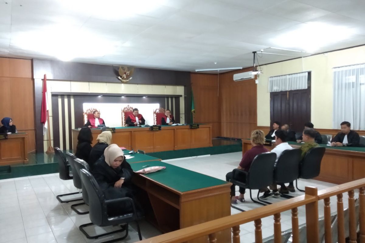 Vonis tiga dokter terdakwa korupsi alkes RSUD Arifin Achmad Pekanbaru ditunda
