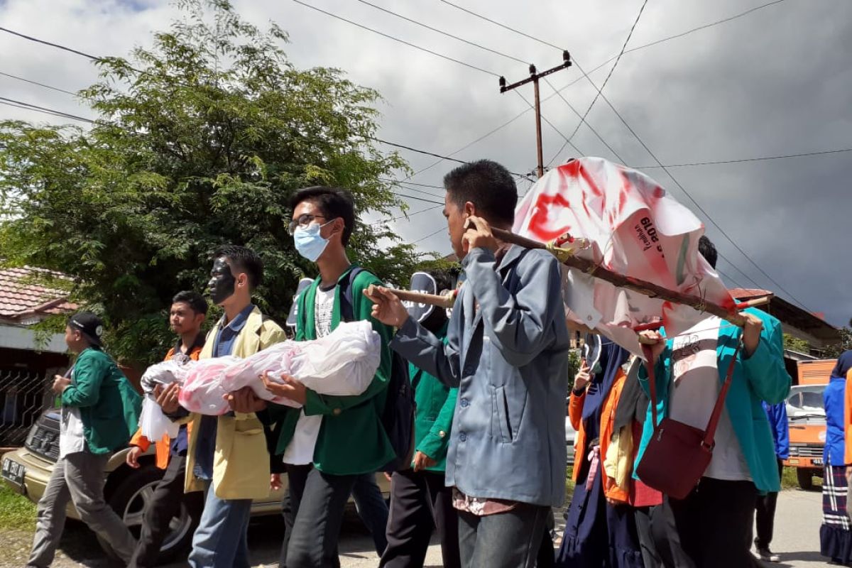 Ratusan mahasiswa demo KPU Sumbar