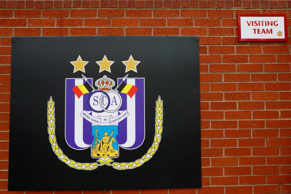 Fans melempar kembang api, Anderlecht terkena sanksi