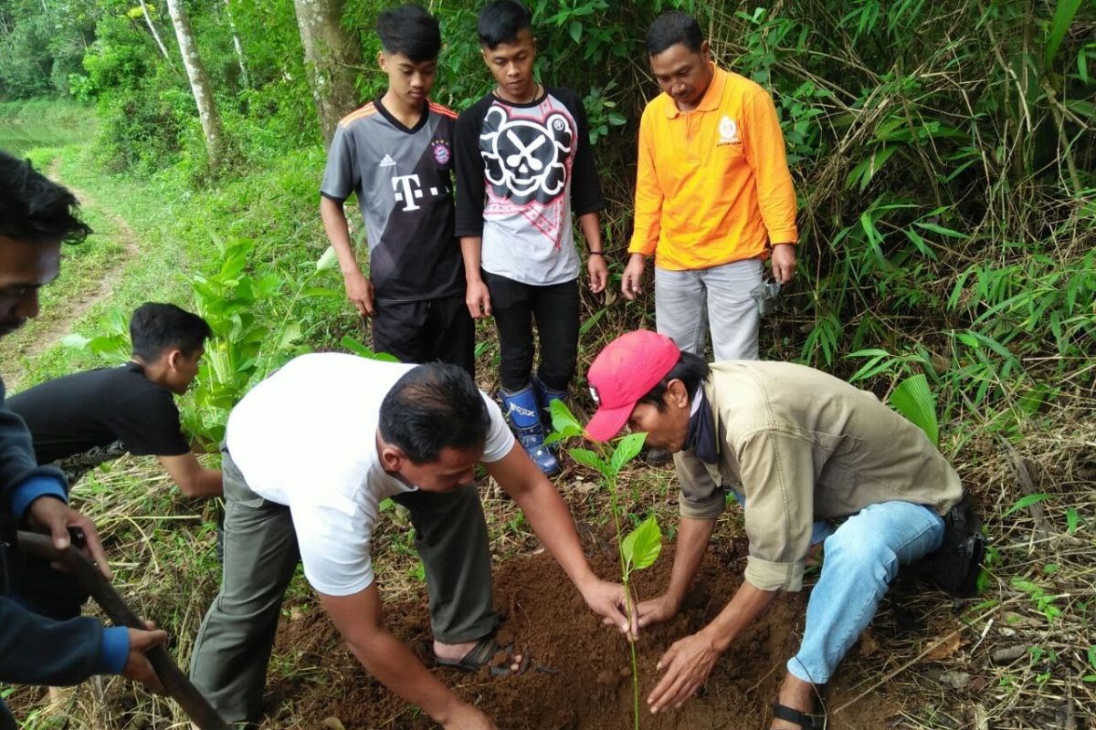 Relawan ProBumi  mengajak warga kurangi penggunaan plastik