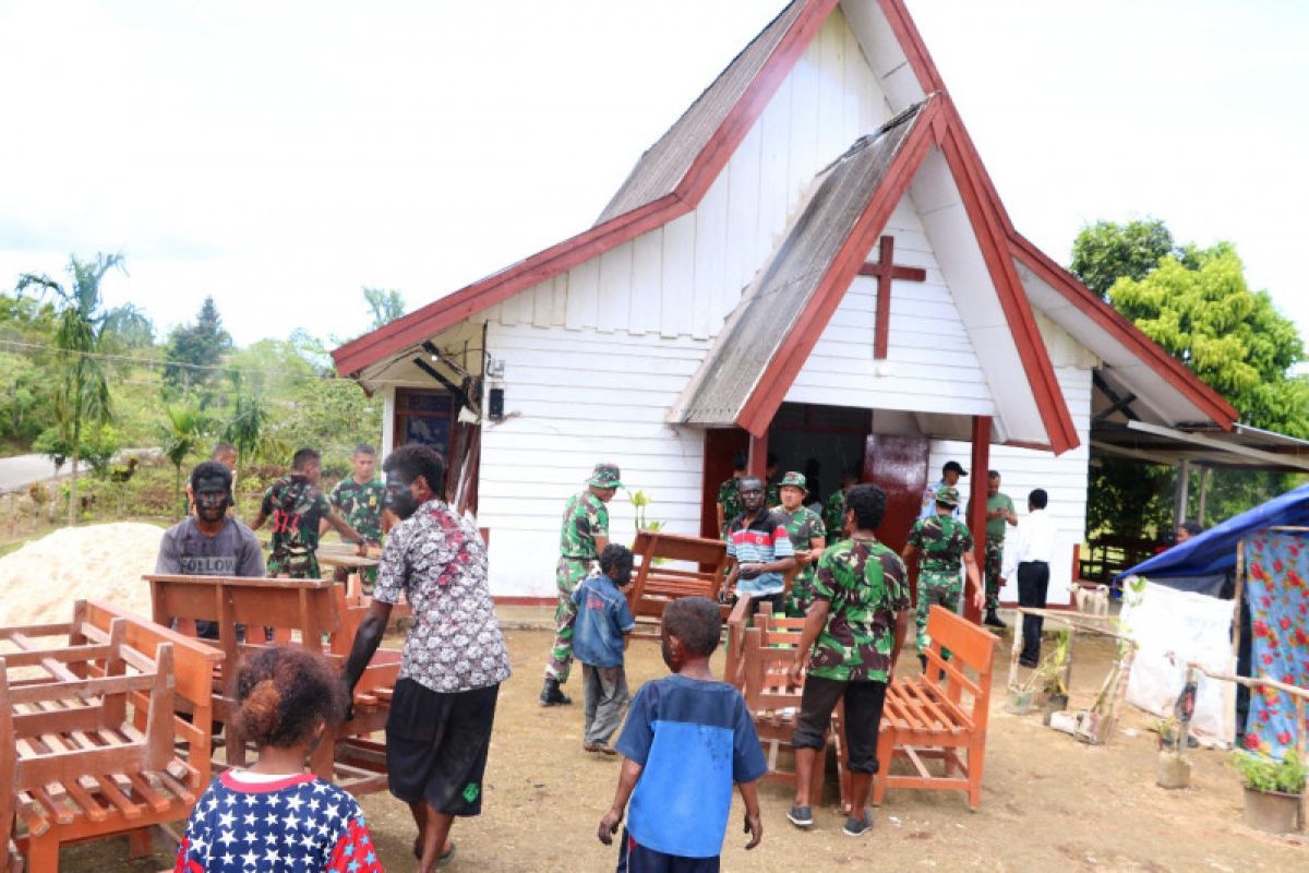 Prajurit Koopsau III renovasi rumah ibadah di Biak Numfor