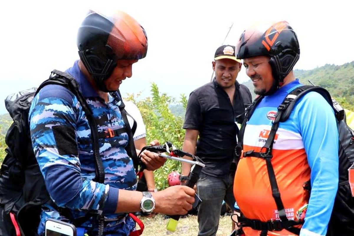 Danlanud SIM tantang Bupati Aceh Besar jajal paralayang