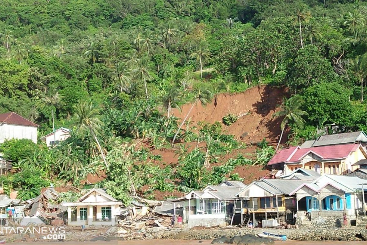 Residents affected by landslides in Kotabaru evacuate to fishing boats
