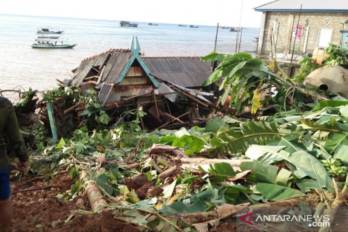 Warga terdampak longsor di Matasirih Kotabaru mengungsi ke kapal kursen