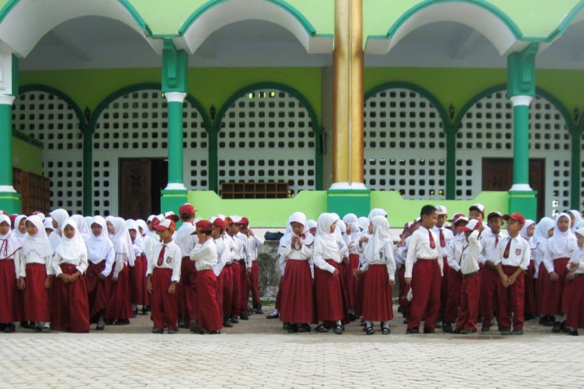 Siswa SD Yapis Biak Numfor ikut ujian sekolah berbasis komputer