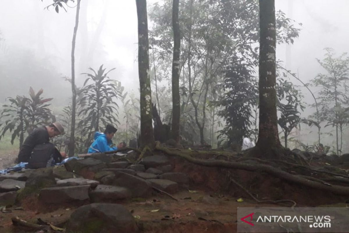 Makam kuno di puncak Gunung Salak sering didatangi peziarah