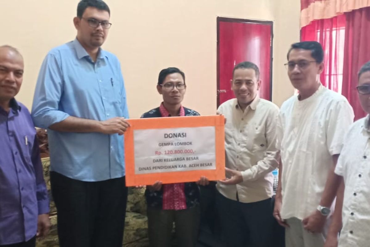 Pemkab Aceh Besar serahkan bantuan untuk SDN di NTB