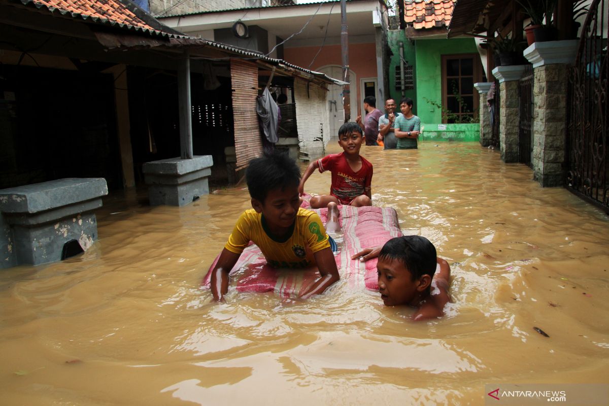 Sebanyak 2.942 jiwa mengungsi akibat banjir luapan Ciliwung