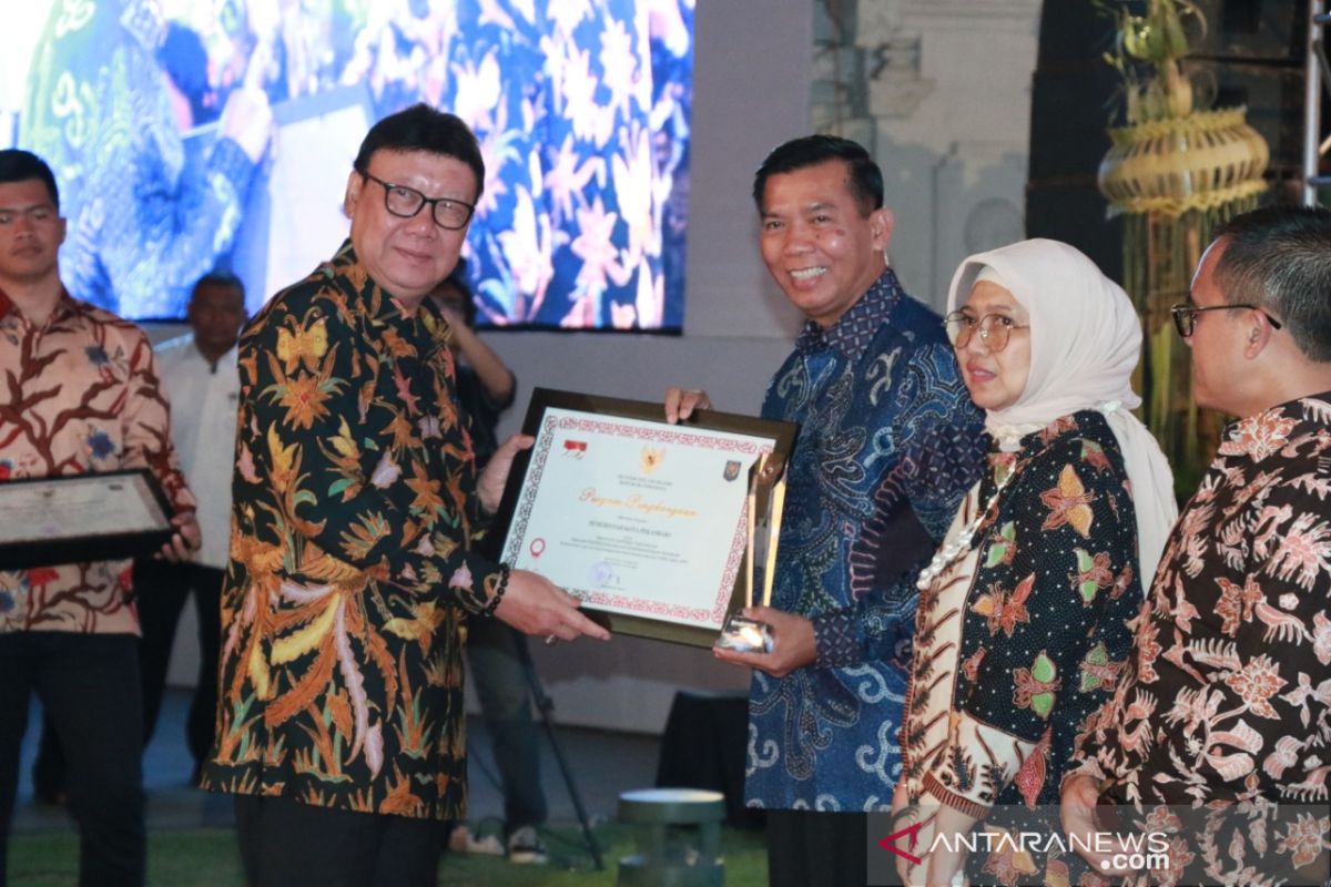 Wako Pekanbaru terima penghargaan Satyalancana Karyabhakti Praja Nugraha