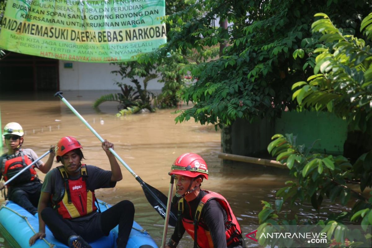 Sebagian warga Cililitan mengungsi di jalan akibat banjir