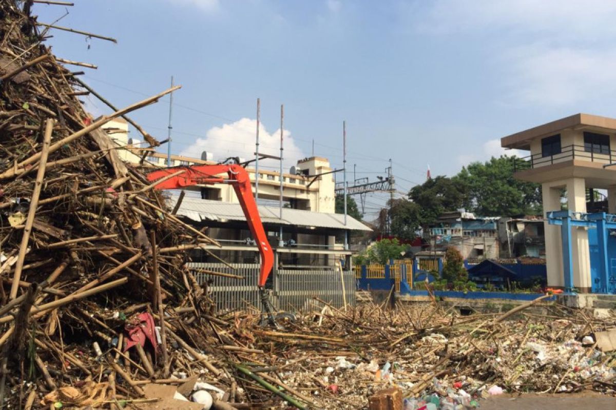 Dinas LH kerahkan petugas angkut sampah di pintu air Manggarai