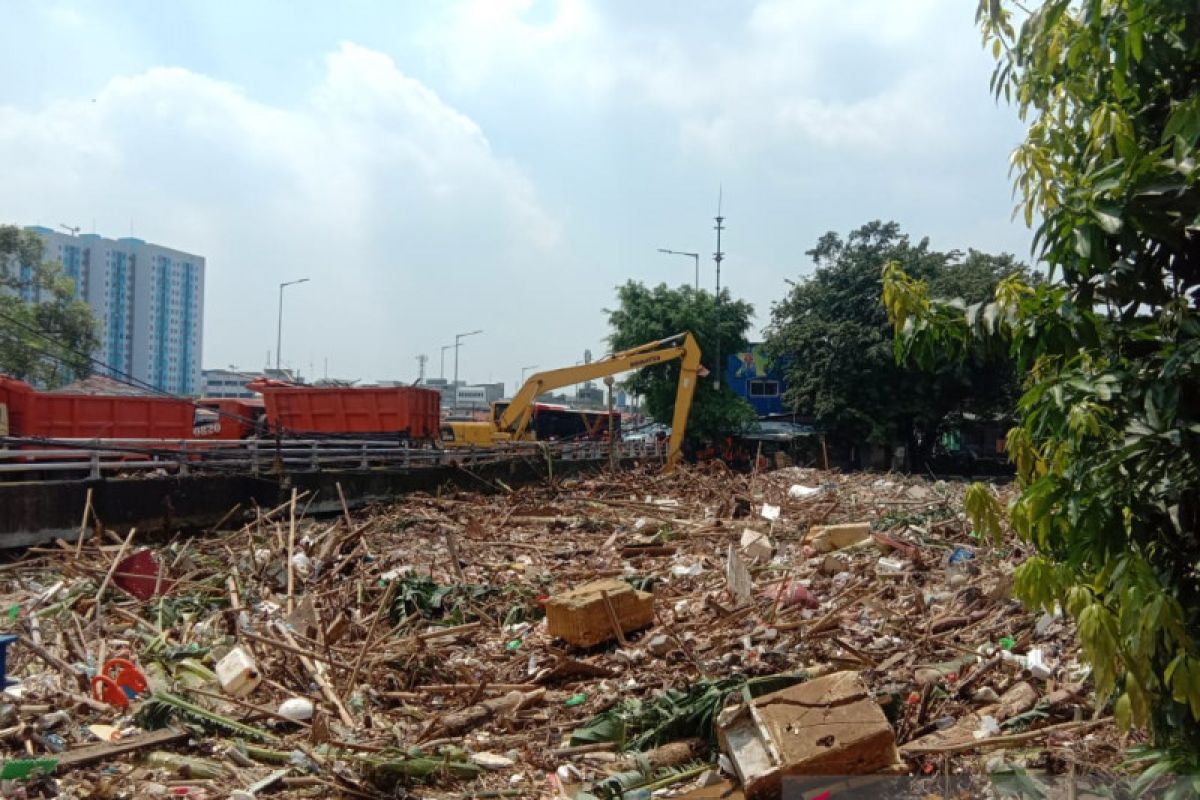 Warga  Kampung Melayu di bantaran Ciliwung diimbau siaga