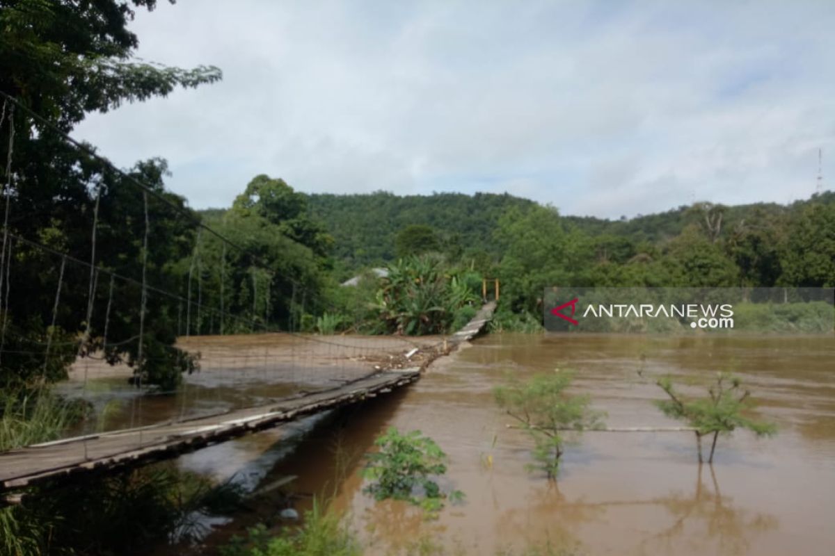 Jembatan gantung di OKU nyaris putus akibat sungai meluap