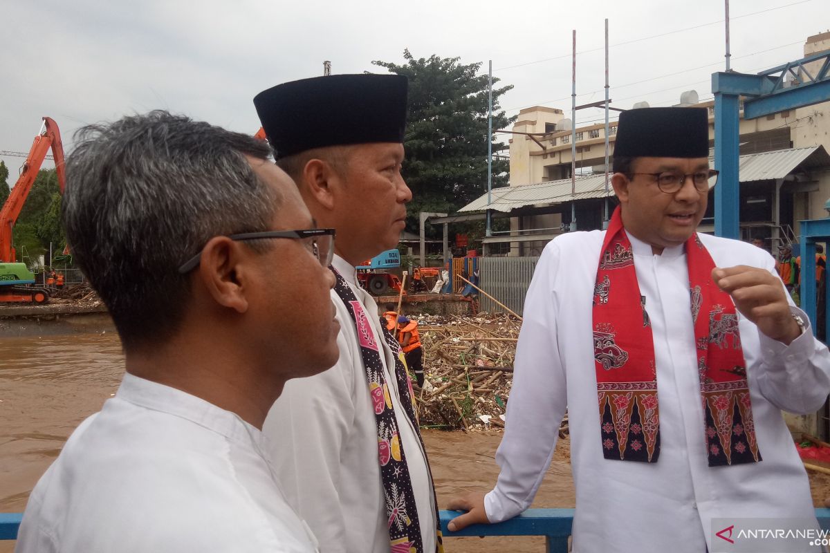 Anies Baswedan tinjau pintu air Manggarai