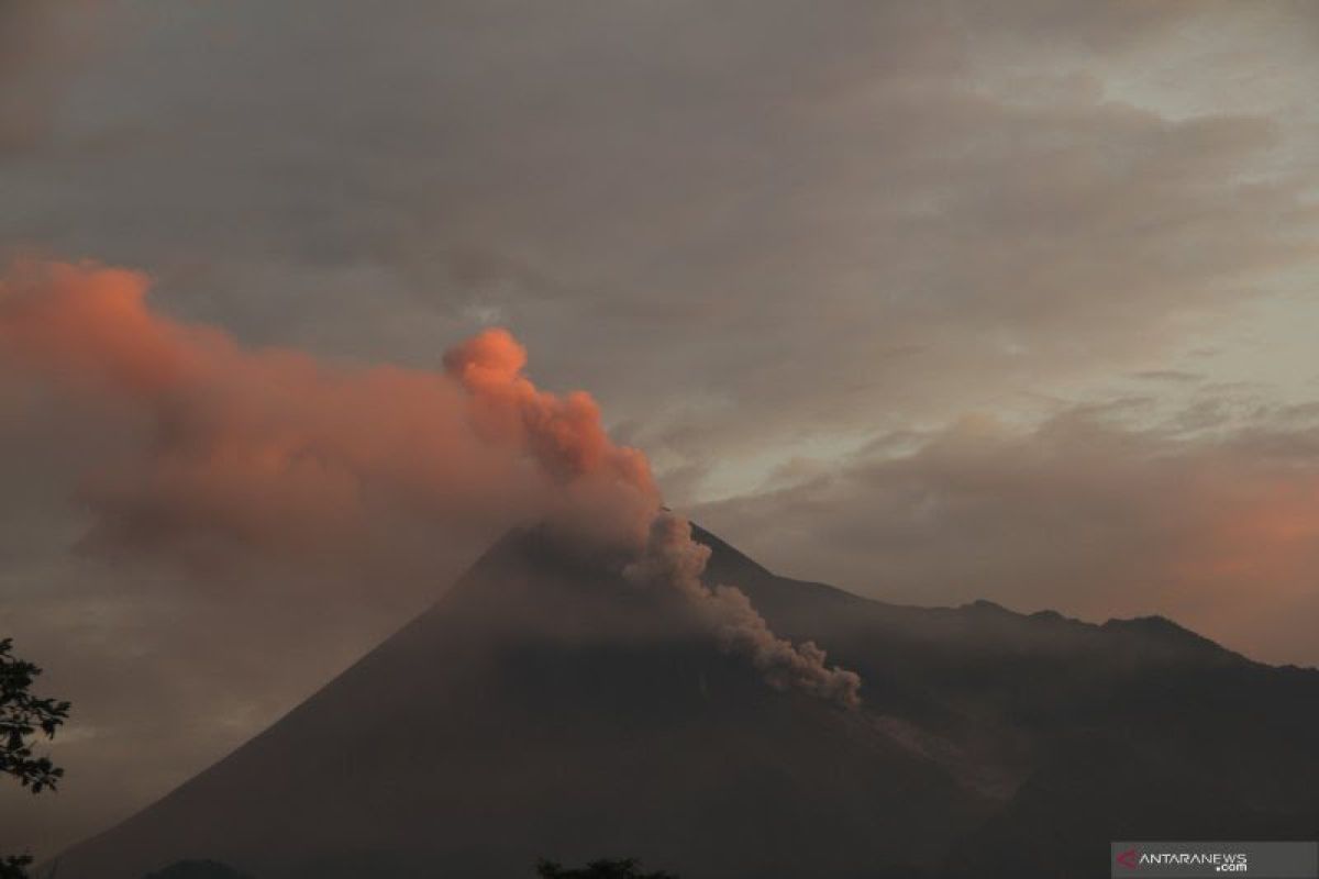 Tiga guguran lava diluncurkan Gunung Merapi sejauh 1.000 meter