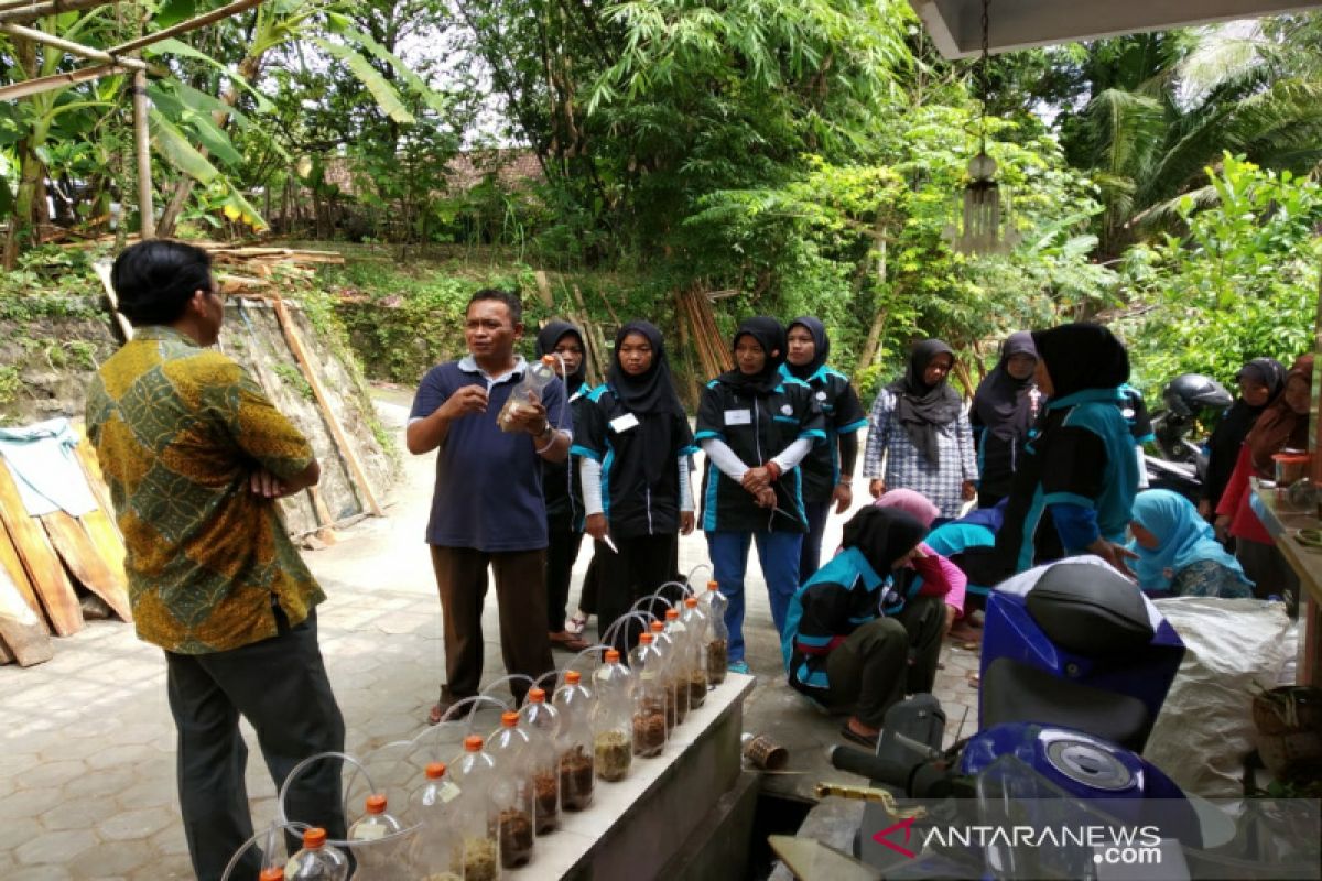 Masyarakat di Kulon Progo diberi pelatihan pengolahan sampah