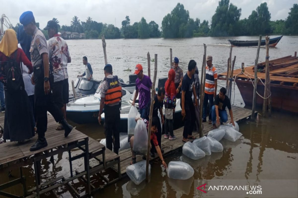 Satpolairud dan Pemko Banjarmasin tabur bibit ikan di perairan Sungai Martapura