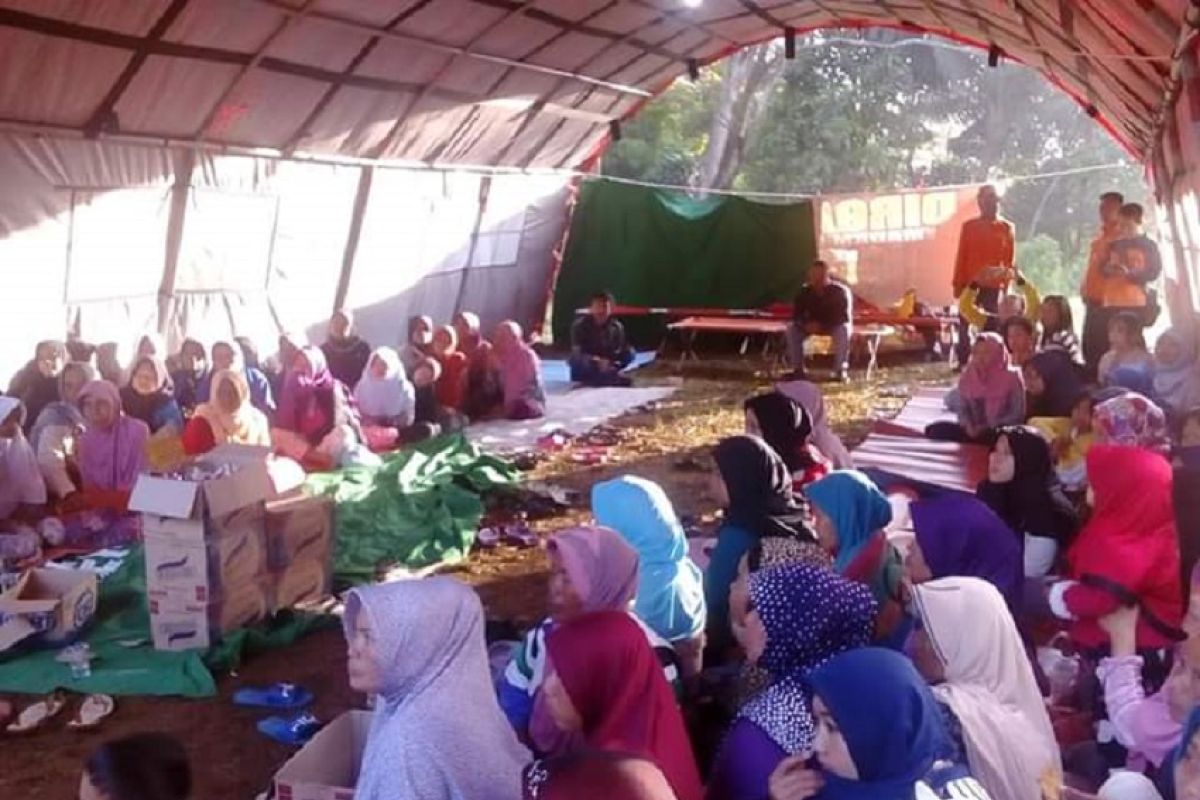 Panic-stricken Gunungbatu residents flee after land shifts