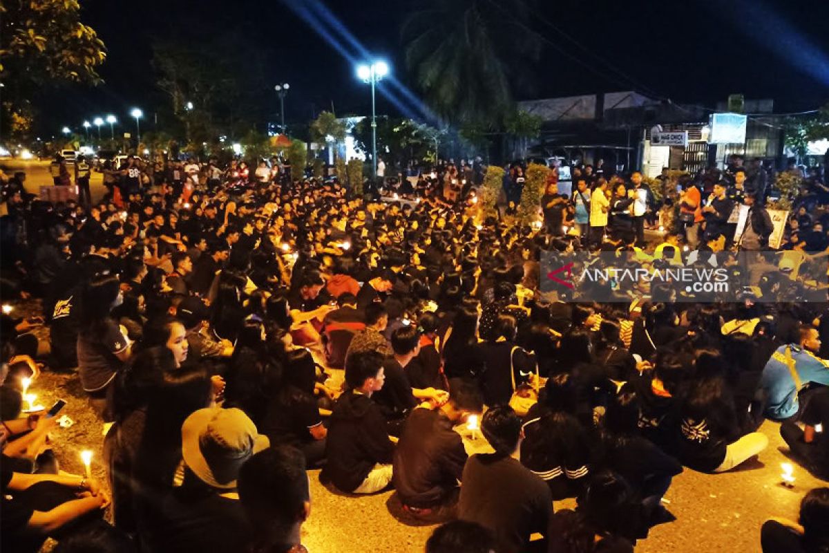 Ratusan mahasiswa UPR doa bersama di lokasi tragedi korban kecelakaan lakalantas