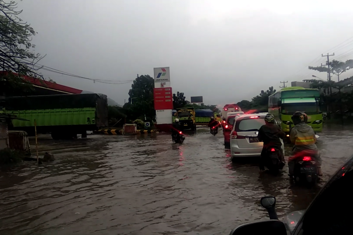 Jalan Yos Sudarso Bandarlampung banjir, lalu lintas macet