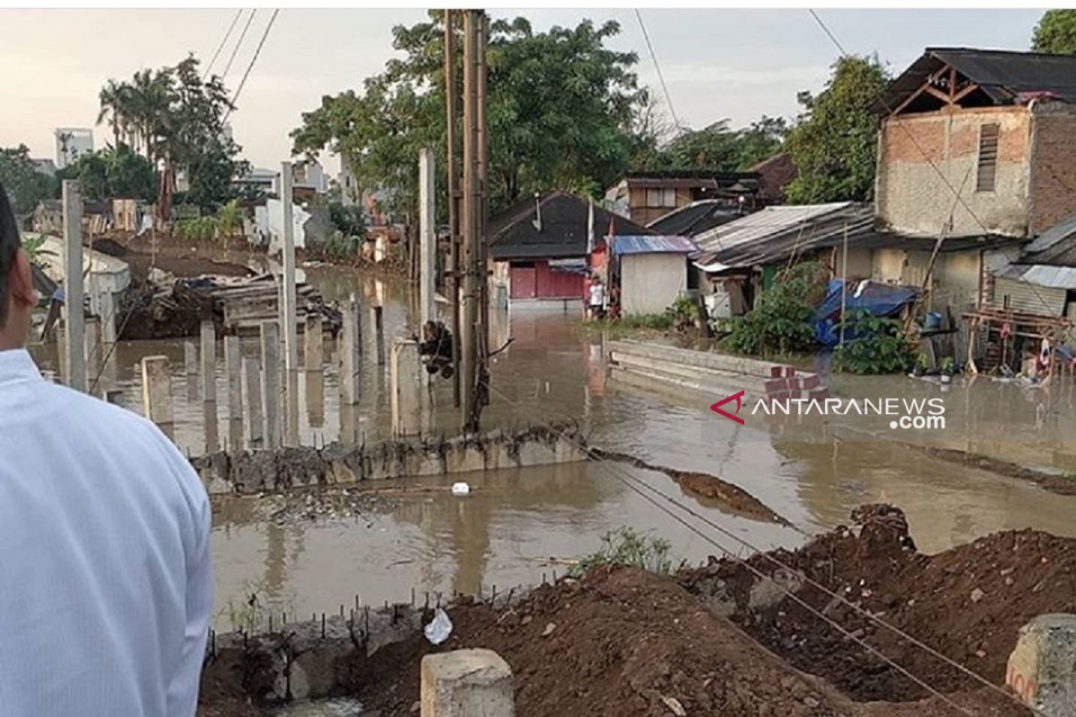 Banjir landa sejumlah wilayah Kota Tangerang akibat luapan Cisadane