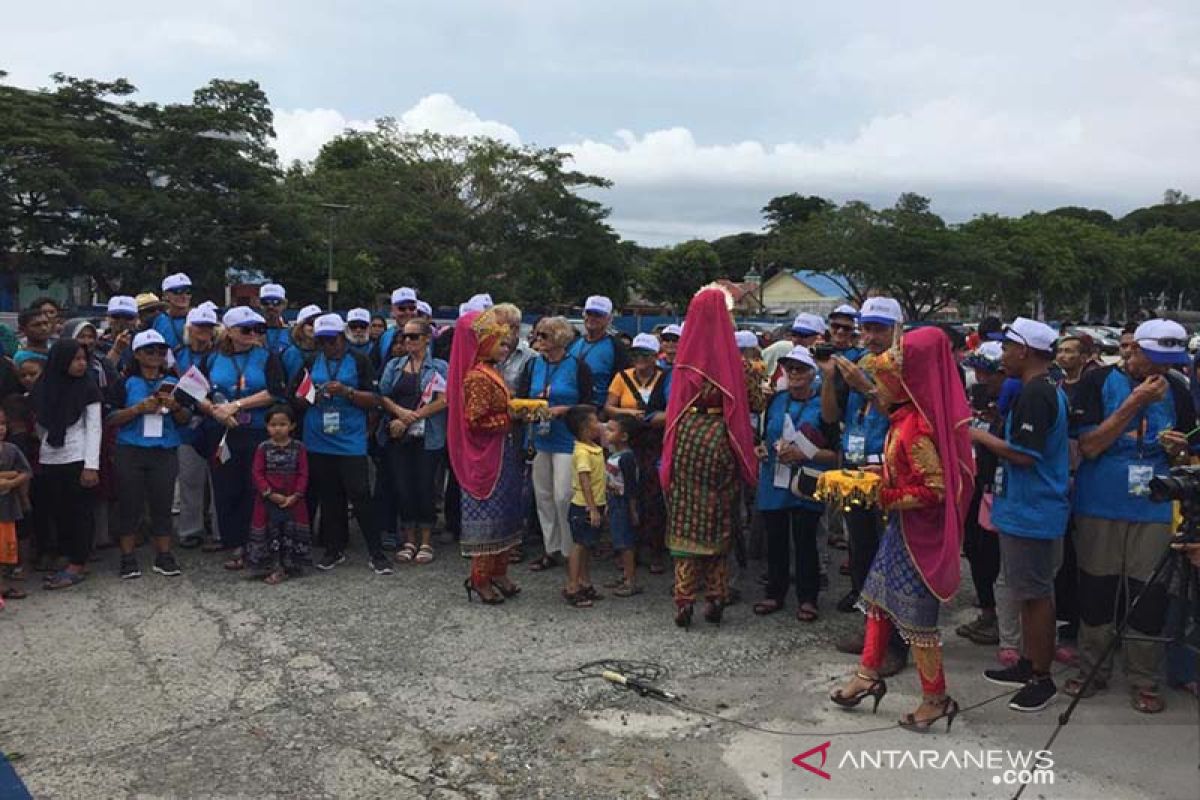 Peserta kapal layar di sambut tarian ranup lampuan