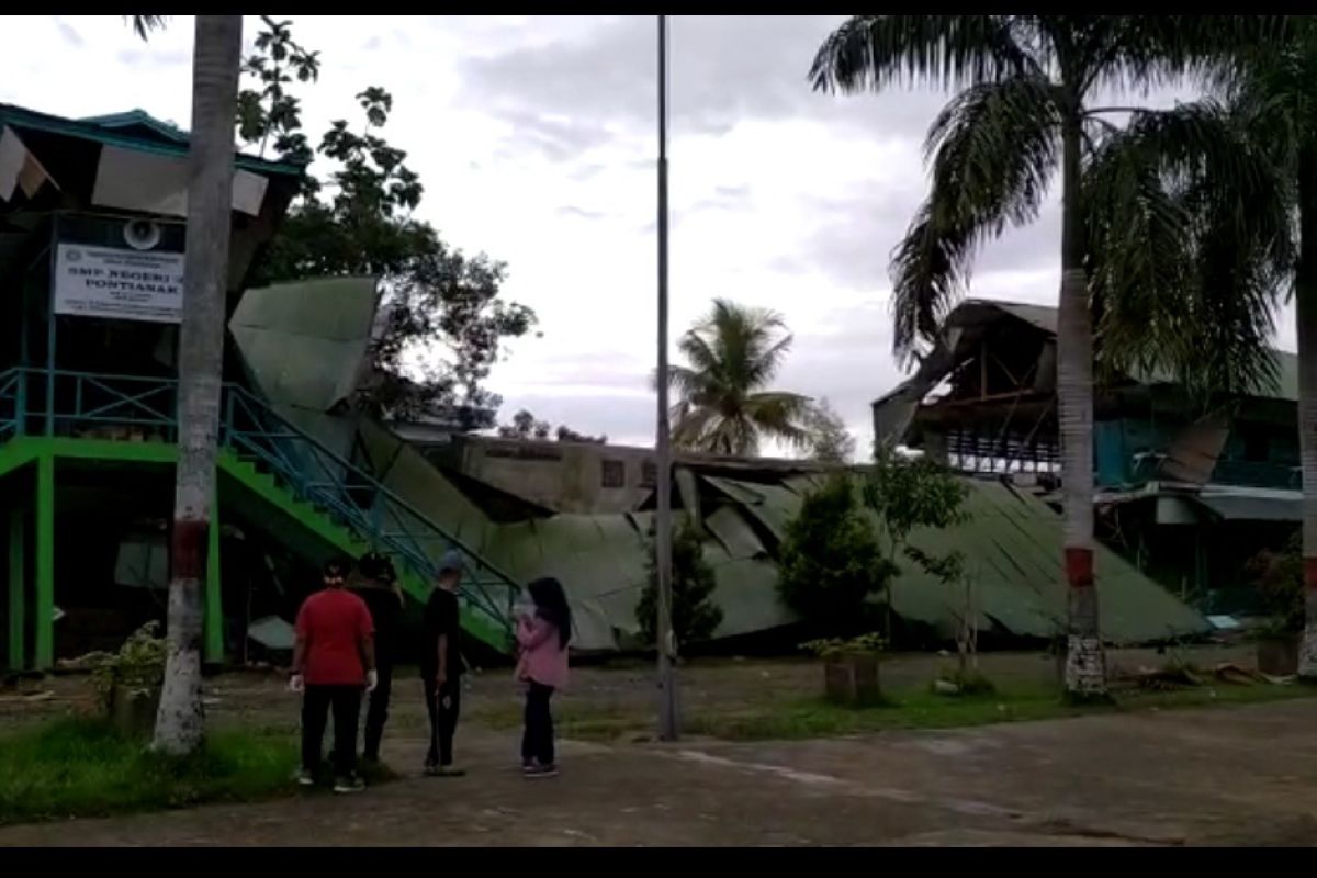 Pondasi Gedung SMP dan SD di Pontianak yang roboh masih menggunakan kayu