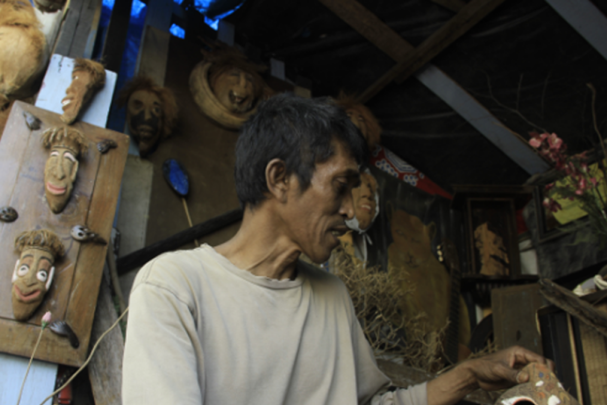 These two men make coconut as an attractive craft