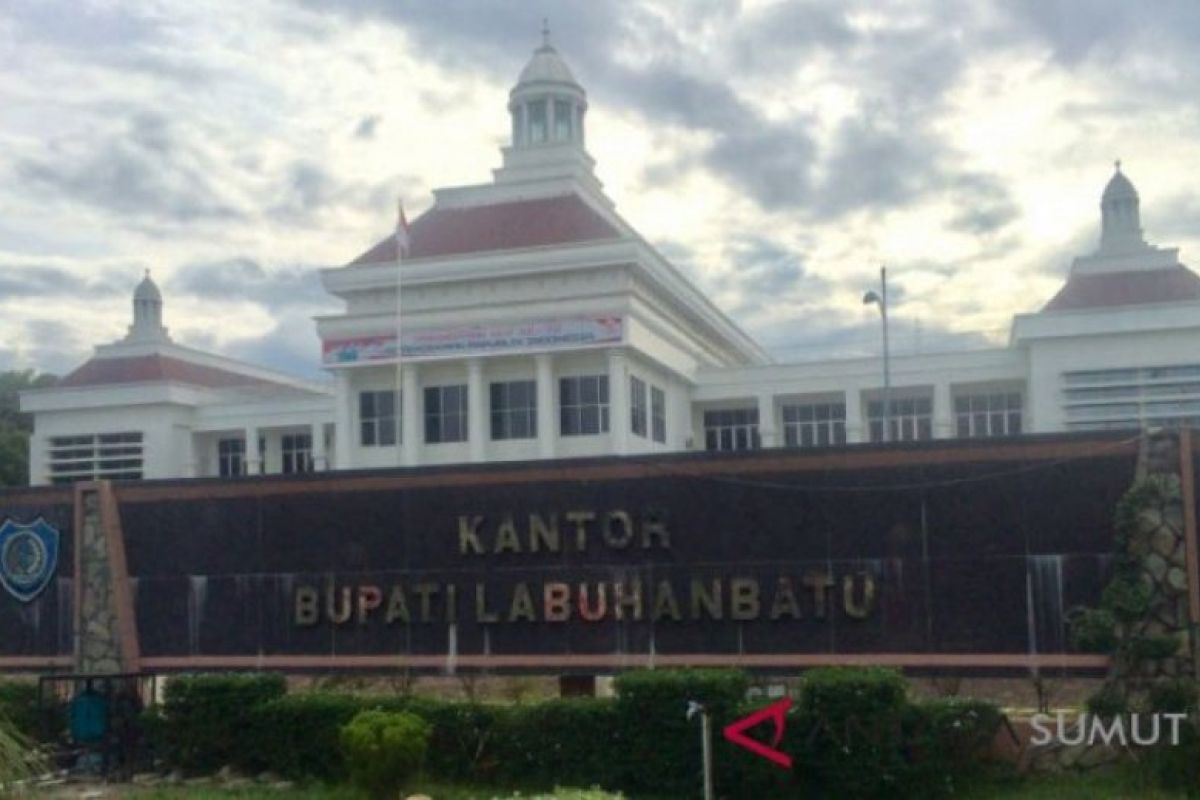 Pemkab Labuhanbatu salurkan bansos kepada 97 Masjid