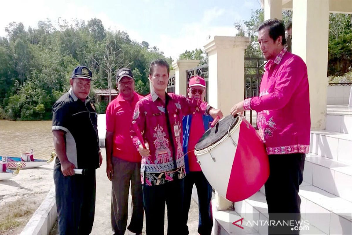 Pemkab gelar lomba dayung perahu naga pertama di Gumas