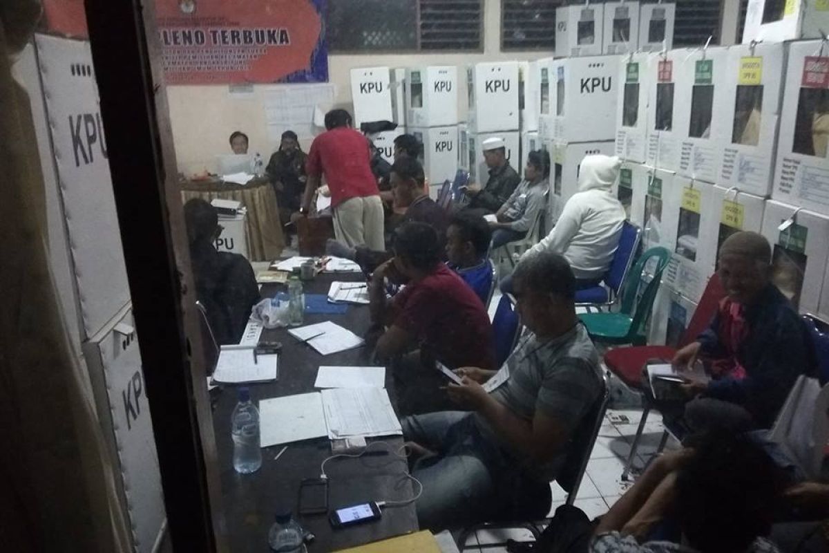 Penghitungan suara di Rangkasbitung berlangsung hingga dini hari