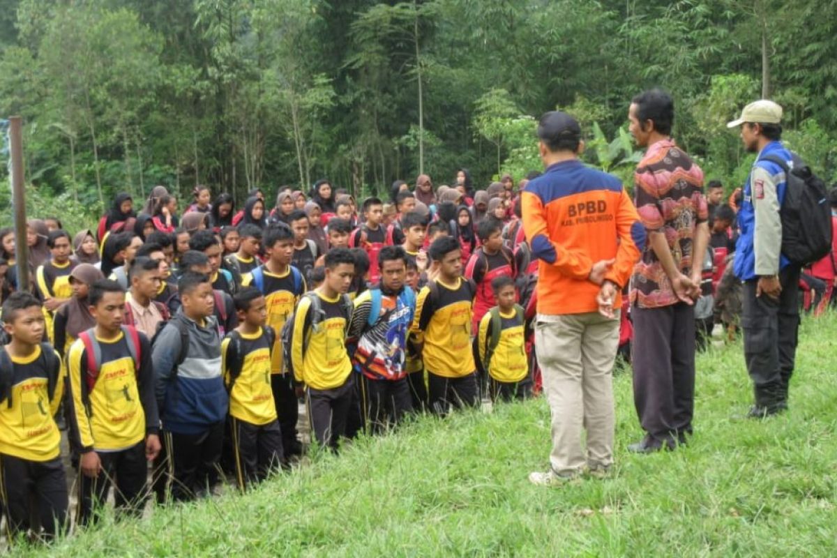 Ratusan siswa SMPN 1 Sukapura simulasi erupsi Gunung Bromo