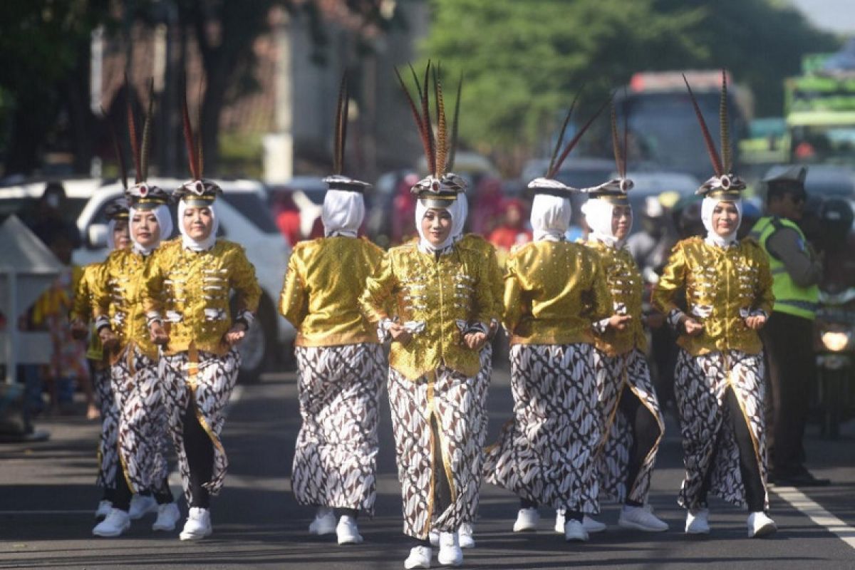 Kediri gelar gerak jalan kreasi peringati Hari Kartini