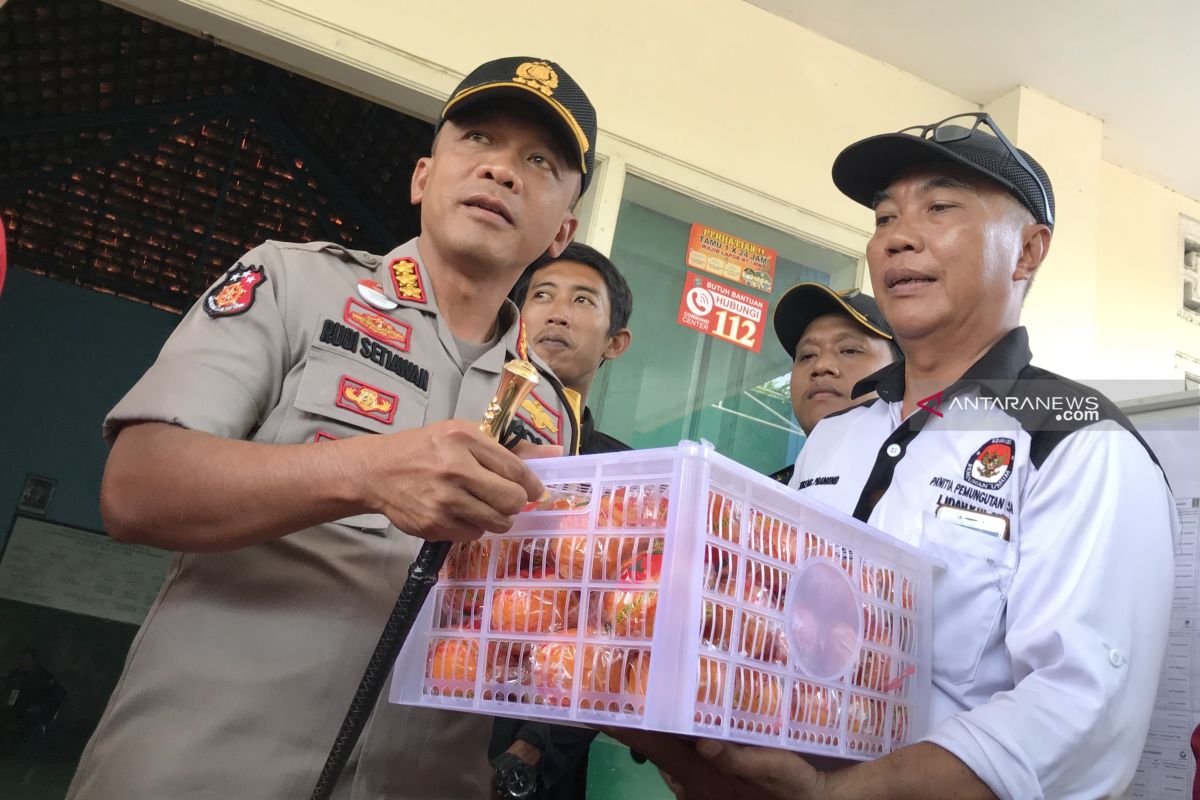 Kapolrestabes Surabaya bagi jeruk ke petugas pemungutan suara ulang