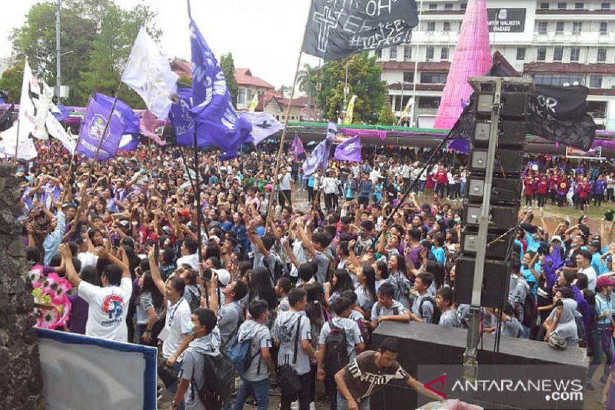 Ribuan pemuda-remaja hadiri Perayaan Paskah GMIM kendati diguyur hujan