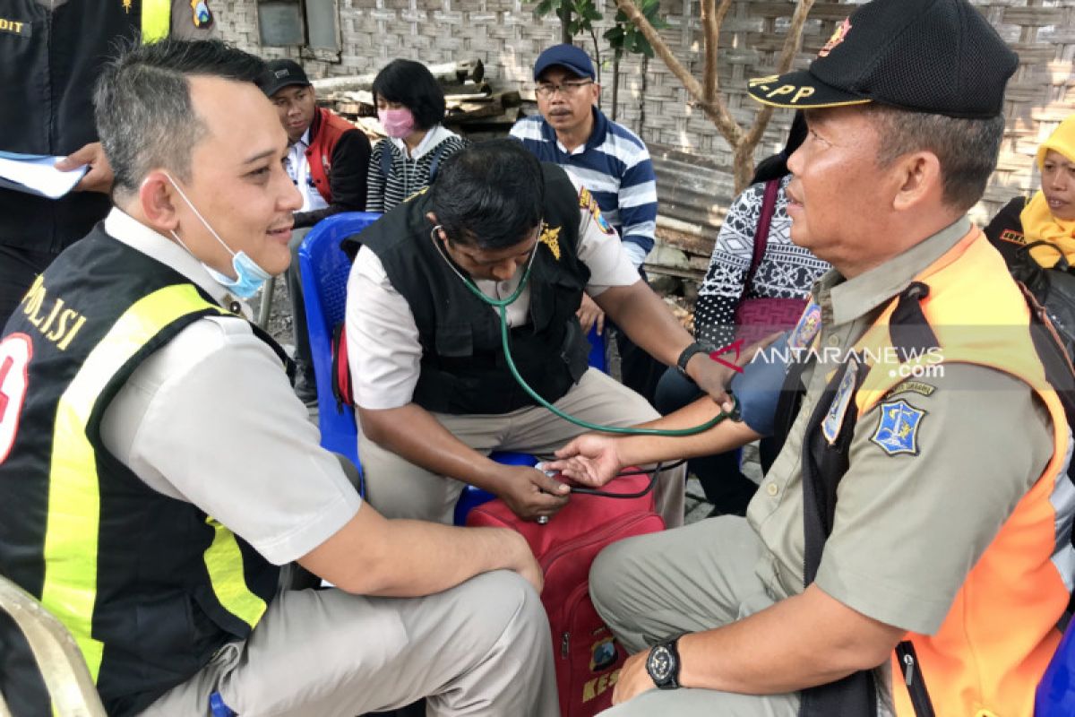 Petugas kesehatan disiapkan saat coblosan ulang di TPS Surabaya