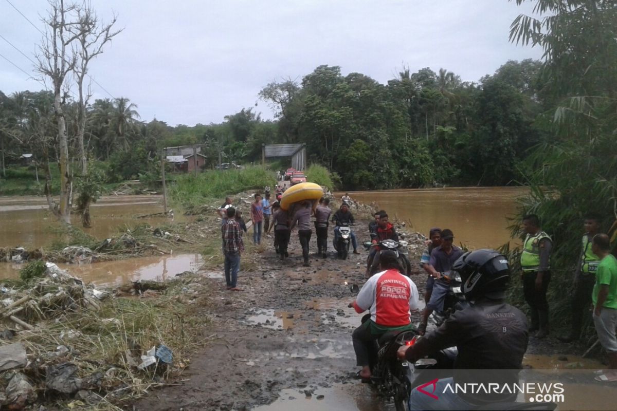 Military, police personnel deployed to help flood victims in Bengkulu