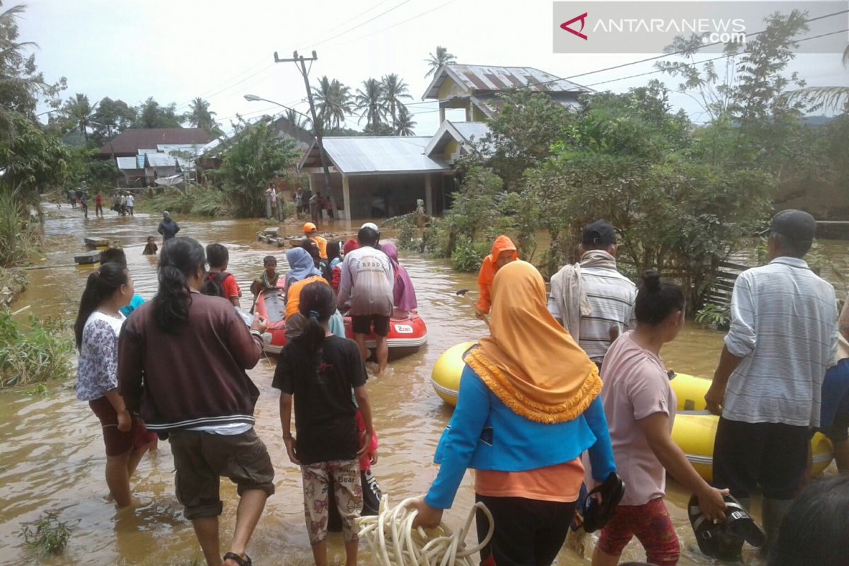 Dua warga diduga terbawa arus banjir Bengkulu