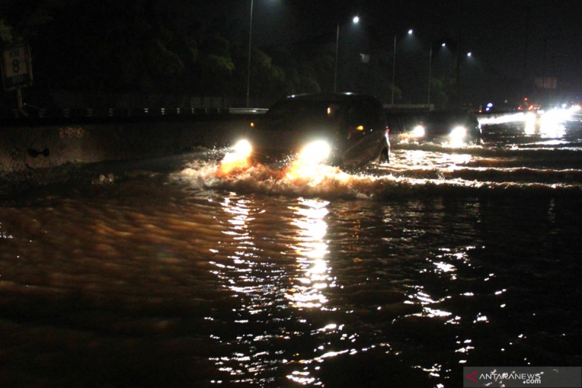 Banjir surut, arus kendaraan Tol Bintaro-Serpong ramai lancar