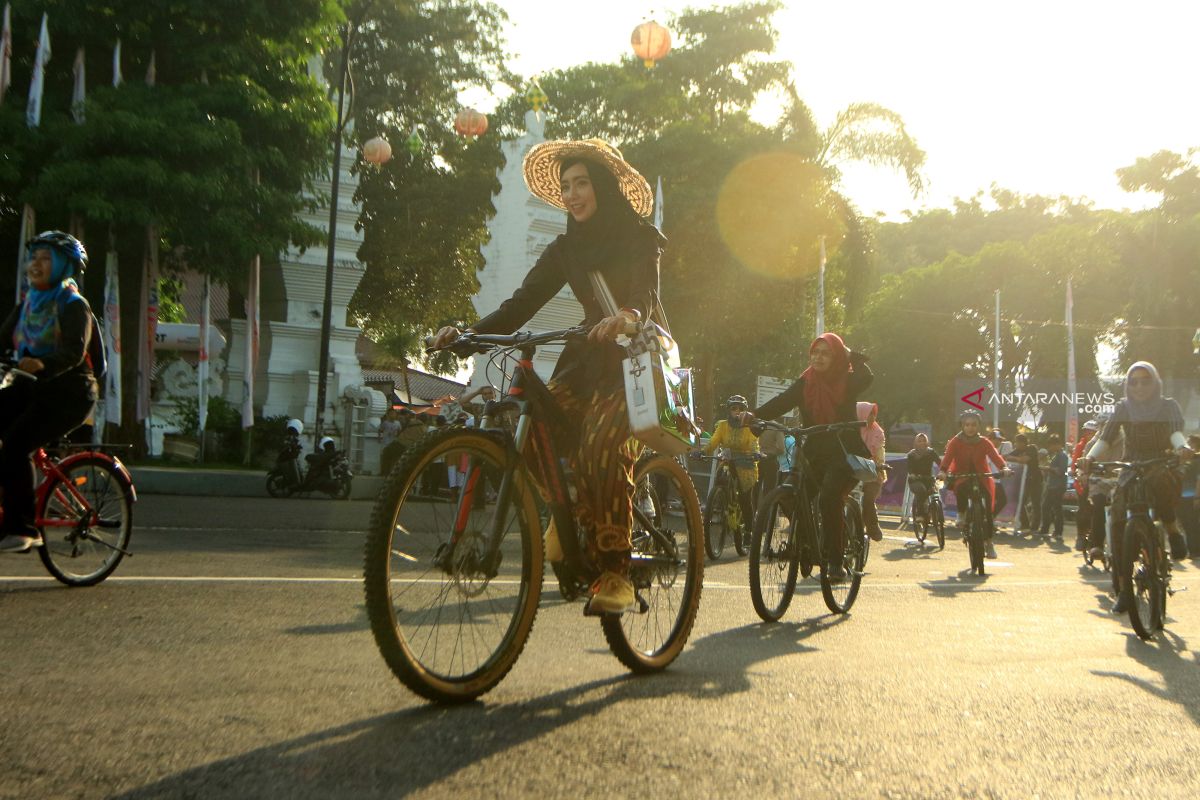 Peringati Hari Kartini, Perempuan Banyuwangi Bersepeda Kenakan Kebaya