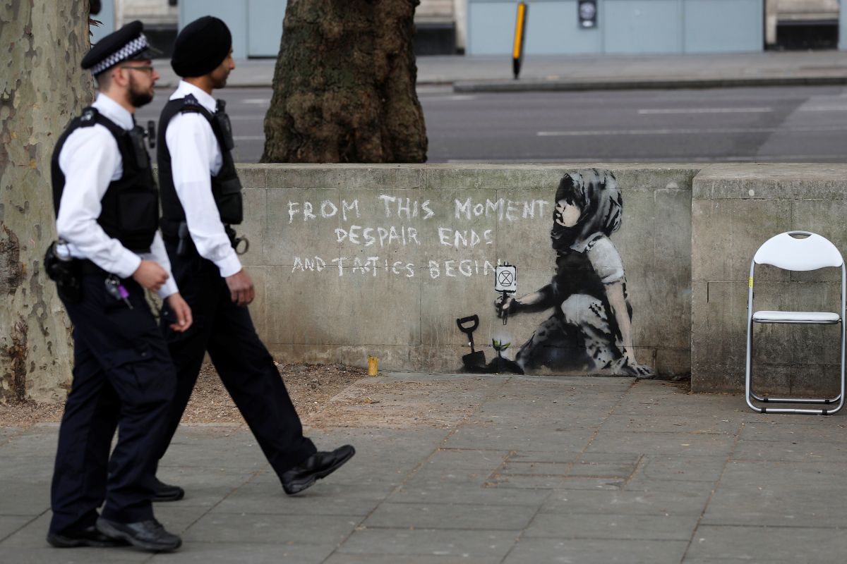 Mural 'Girl with a PiercedEardrum' Banksy dihiasi masker bedah