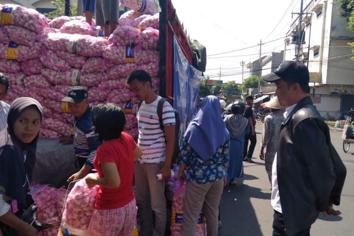 Konsumen dan pengecer menyerbu OP bawang putih di Beringharjo