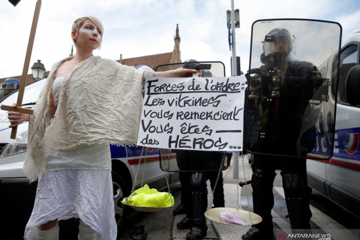 Ratusan orang memprotes di Paris mengenai kekerasan dalam rumah tangga