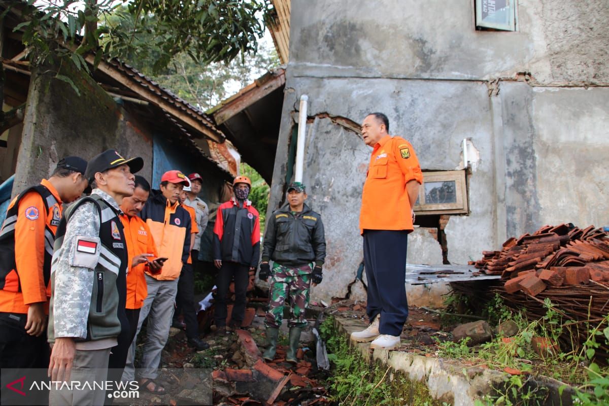 338 Warga Kampung Gunungbatu Sukabumi Mengungsi Akibat Pergeseran Tanah