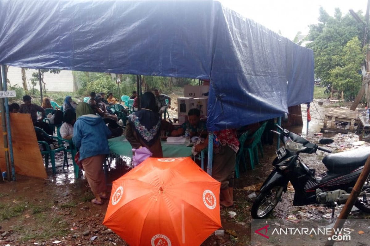 PSU di TPS 163 Pulogebang tergenang air akibat hujan deras