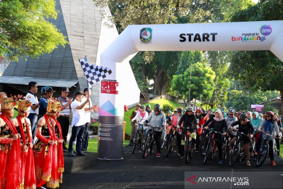 Meriahkan balap sepeda, perempuan Banyuwangi bersepeda gunakan kebaya