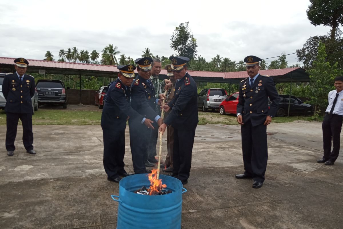 Several hundred seized mobile phones at Lubukbasung prison destroyed